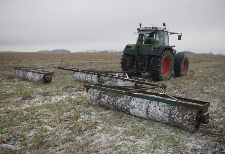 <em class="placeholder">Destruction d&#039;un couvert végétal à l&#039;aide de trois rouleaux lisses. </em>