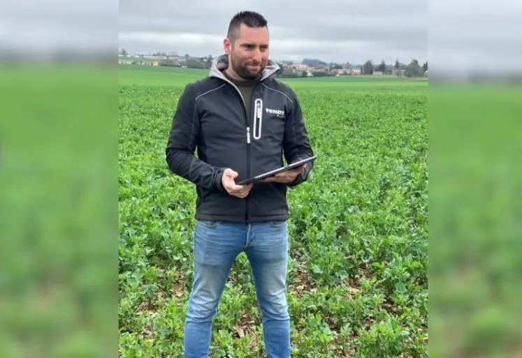 <em class="placeholder">Rémi Besnault, gérant de l&#039;ETA SARL Agro Tech Environnement dans une parcelle de colza.</em>