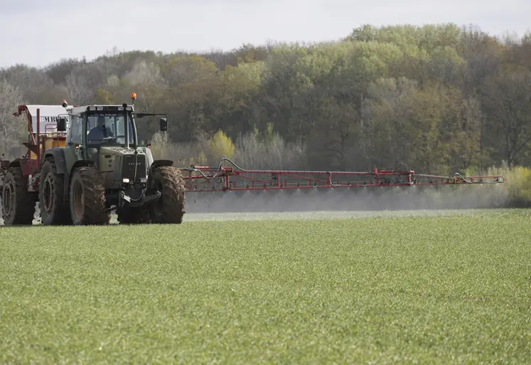 <em class="placeholder">Désherbage de blé d&#039;hiver au stade 2 noeuds avec le désherbant Atlantis.  Pulvérisateur. Rampe (27 m) et buses. Utilisation de pesticides. Application d&#039;un herbicide sur ...</em>