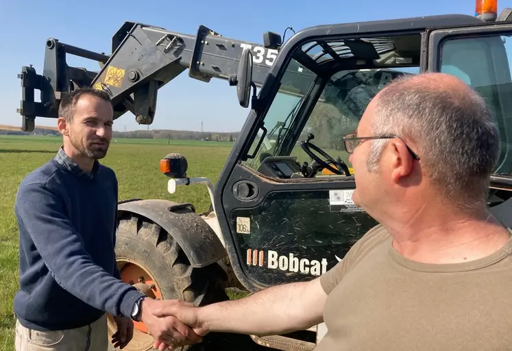 <em class="placeholder">Poignée de main entre agriculteurs, en extérieur devant un téléscopique</em>