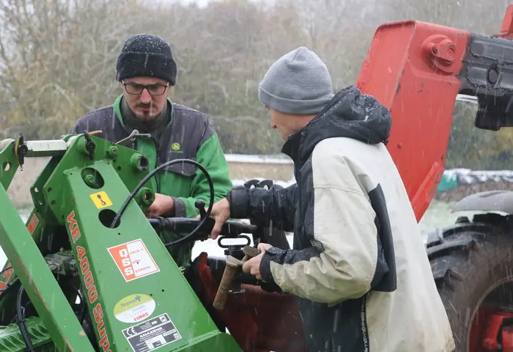 <em class="placeholder">Exploitant agricole et son salarié dans la cour de ferme sous la neige en novembre 2024</em>