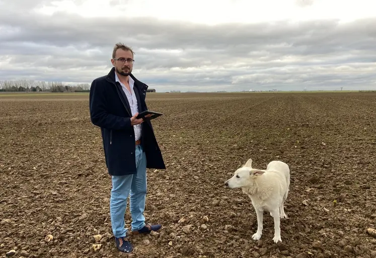 <em class="placeholder">Ghislain de La Forge, jeune agriculteur installé depuis 2020 à Marsainvilliers, dans le Loiret, devant sa parcelle de blé</em>