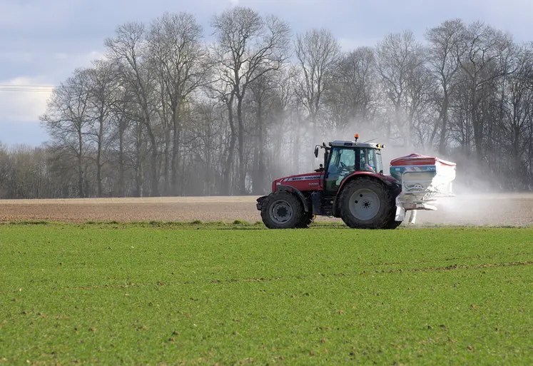 <em class="placeholder">Tracteur épandant de l&#039;azote dans une parcelle de blé.</em>
