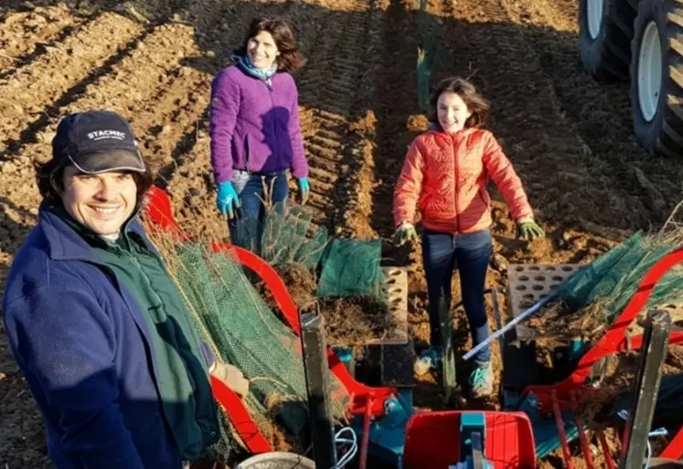 <em class="placeholder">Jean-François Langlet, agriculteur à Maretz dans le Nord, lors d&#039;un chantier de plantation de haies avec sa soeur et sa fille en 2021</em>