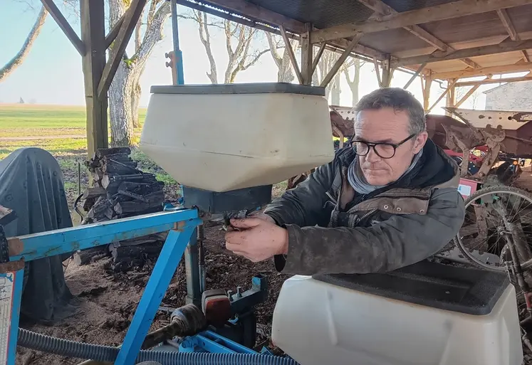 <em class="placeholder">Emmanuel Puaud, agriculteur à Rom (79) travaillant sur la trémie d&#039;un semoir</em>