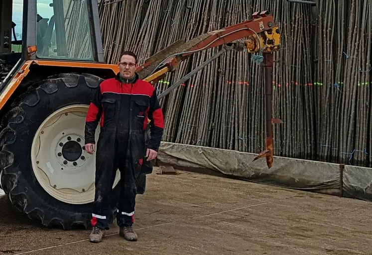 <em class="placeholder">Jany Valin agriculteur dans la Marne dans la cour de sa ferme devant son tracteur</em>