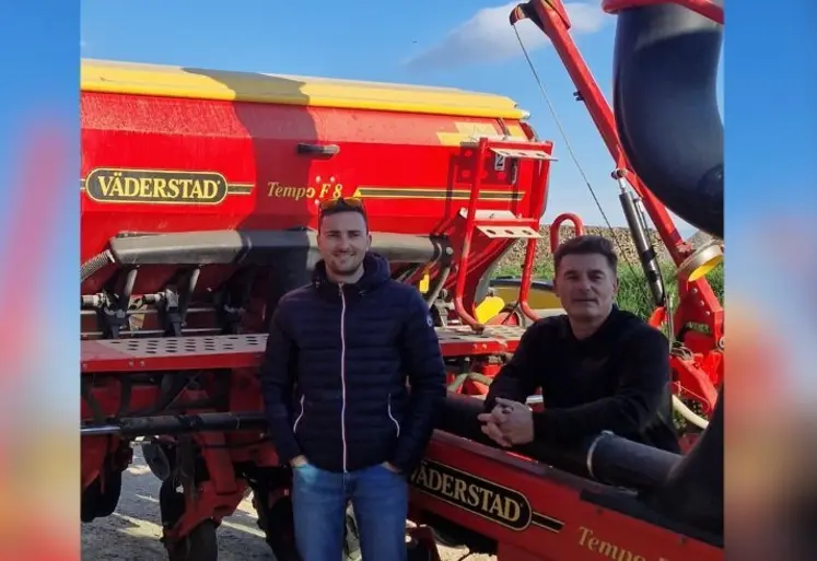 <em class="placeholder">Luc et son père Frédéric Pacaud, agriculteurs à Beaumont-sur-Grosne en Saône-et-Loire devant leur matériel de semis</em>