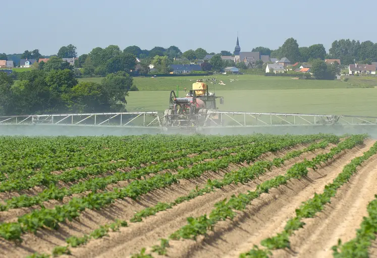<em class="placeholder">Cultures / pommes de terre / traitement contre le mildiou / pulvÃ©risateur et rampe / application d&#039;un fongicide / produit phytosanitaire / utilisation de pesticides / au ...</em>