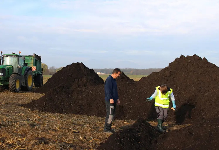 <em class="placeholder">Prélèvement de compost de boues par un agent du SMRA68.</em>
