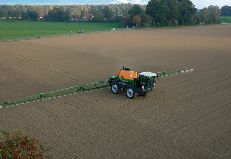 <em class="placeholder">Pulvérisateur automoteur dans un champ pour un traitement herbicide de prélevée.</em>