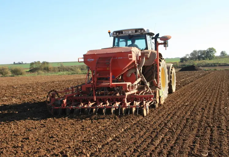 <em class="placeholder">Semis de blé derrière pommes de terre après un travail du sol superficiel.  Tracteur, semoir et outil. Technique simplifiée d&#039;implantation des cultures. Semis des ...</em>