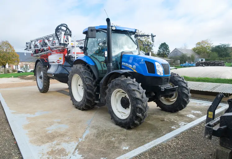 <em class="placeholder">pulvérisateur sur une aire de lavage  dans le sud de l&#039;Eure-et-Loire en 2022</em>