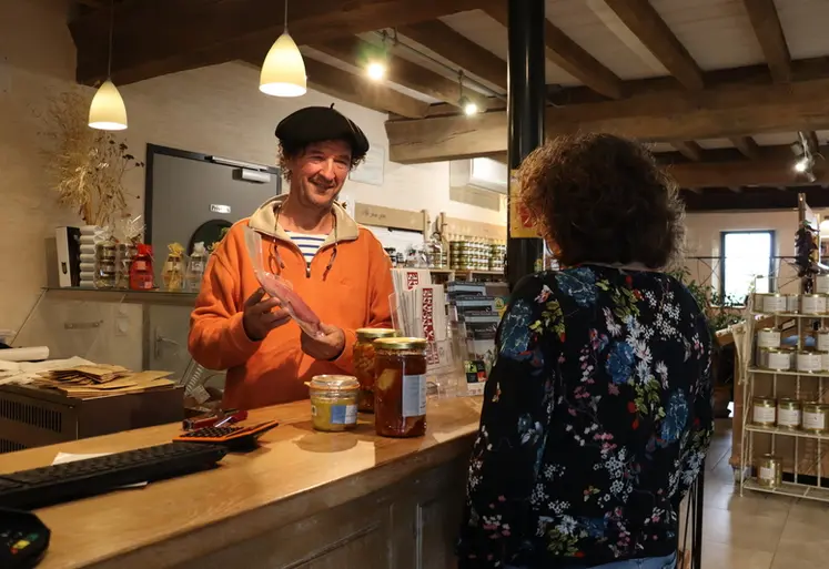 <em class="placeholder">Producteur fermier vendant à une consommatrice, dans un magasin à la ferme</em>
