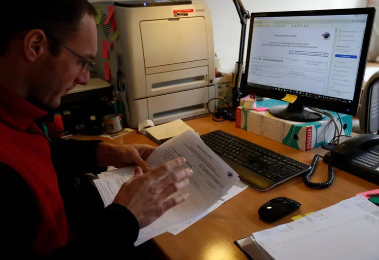 <em class="placeholder">Travail administratif dans le bureau d&#039;une exploitation viticole.</em>