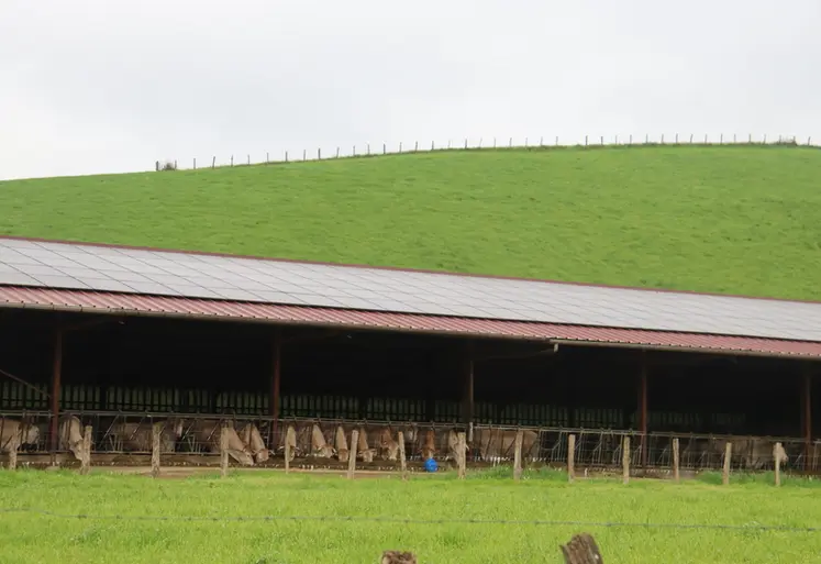 <em class="placeholder">Panneaux photovoltaïques sur la toiture d&#039;une étable</em>