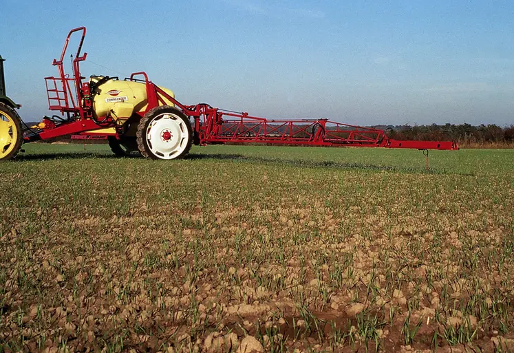 <em class="placeholder">Equipement / pulvérisation / pulvérisateur tracté Hardi Commander/ traitement (désherbage) d&#039;une céréale (blé, orge) en post-levée (stade deux à trois feuilles). ...</em>