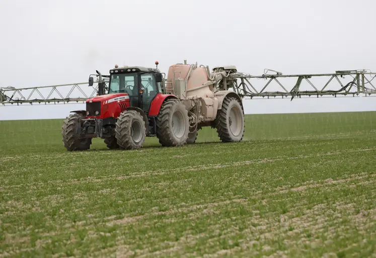 <em class="placeholder">Salarie d une exploitation agricole remplissant un pulverisateur avec de l azote liquide et du soufre pour faire un epandage sur une parecelle de ble.</em>