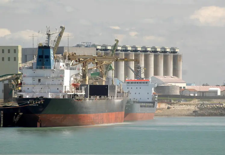 <em class="placeholder">Chargement d&#039;un bateau de céréales sur le port de La Rochelle. </em>