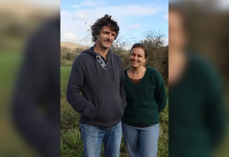<em class="placeholder">Mathieu Etchegaray à gauche et Fanny Auclair, à droite, associés du Gaec Hachtoya à Domezain-Berraute</em>