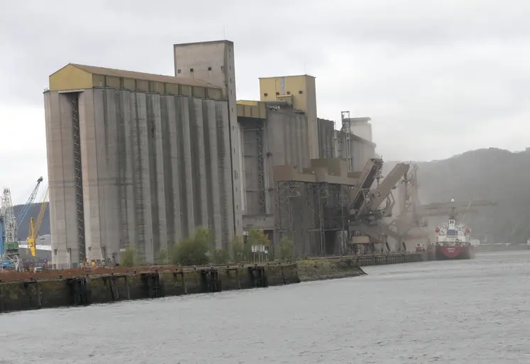 <em class="placeholder">Chargement de 6000 tonnes d orge dans un bateau sur le terminal Senalia du port de Rouen, à destination de l&#039;Amérique du Sud. Transport maritime. Commerce des matières ...</em>