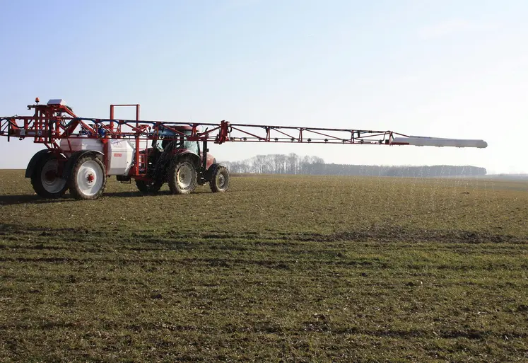 Apport d'azote liquide sur céréales.