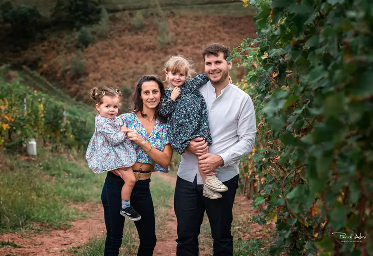 <em class="placeholder">Famille Battitt Crouspeyre, parents et enfants au milieu des vignes</em>