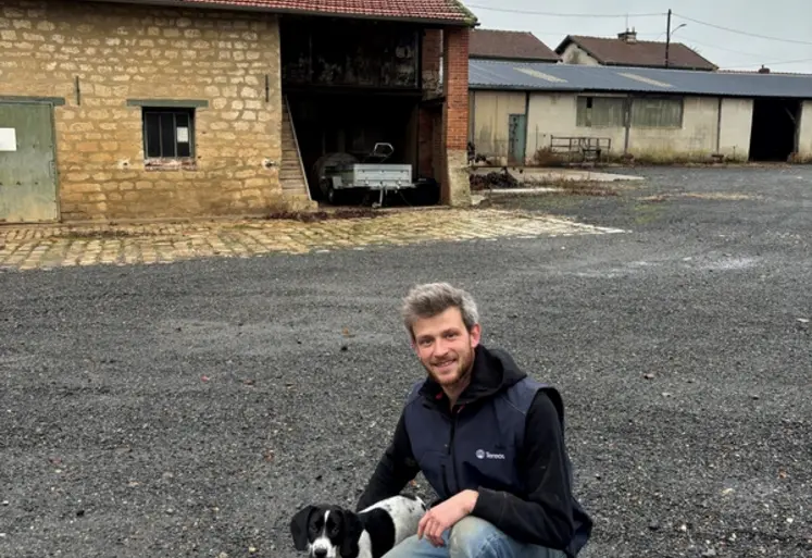 <em class="placeholder">Théophile Piot, dans la cour de la ferme de la SCEA De Novion,</em>