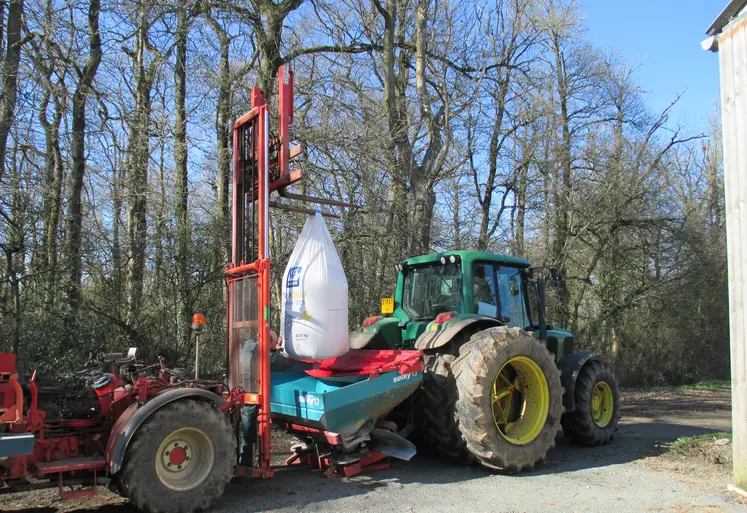 Chargement d' un épandeur à engrais en ammonitrate