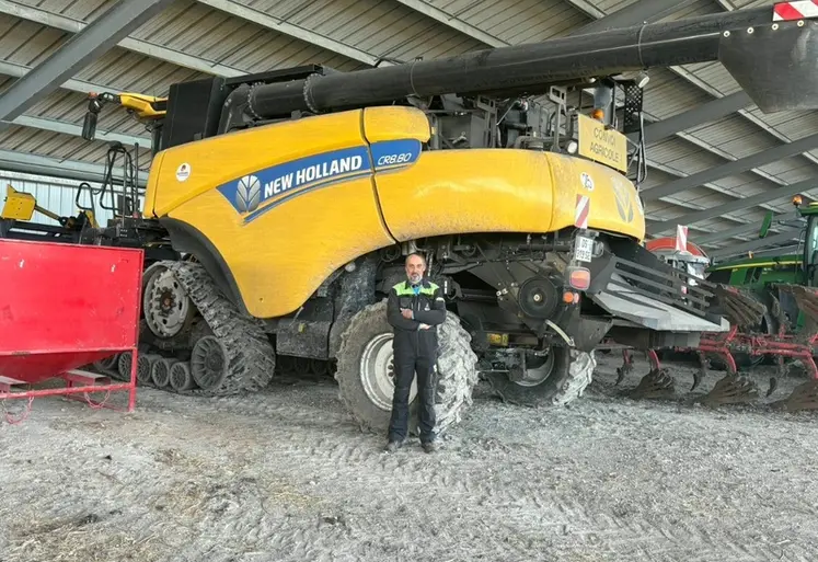<em class="placeholder">Fabrice Normandin, producteur à Saint-Palais-du-Né (Charente), devant sa moiss'batt à chenilles</em>