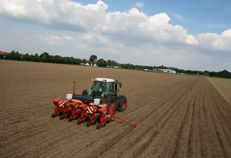 Semis de maïs en cours de réalisation dans une parcelle. 