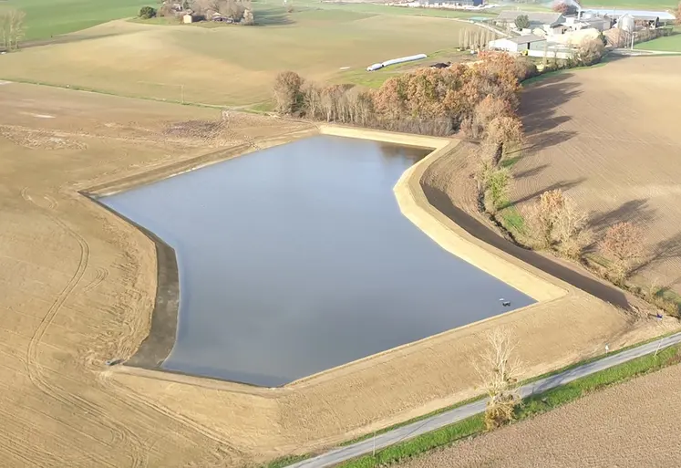 <em class="placeholder">Retenue collinaire en Dordogne.</em>