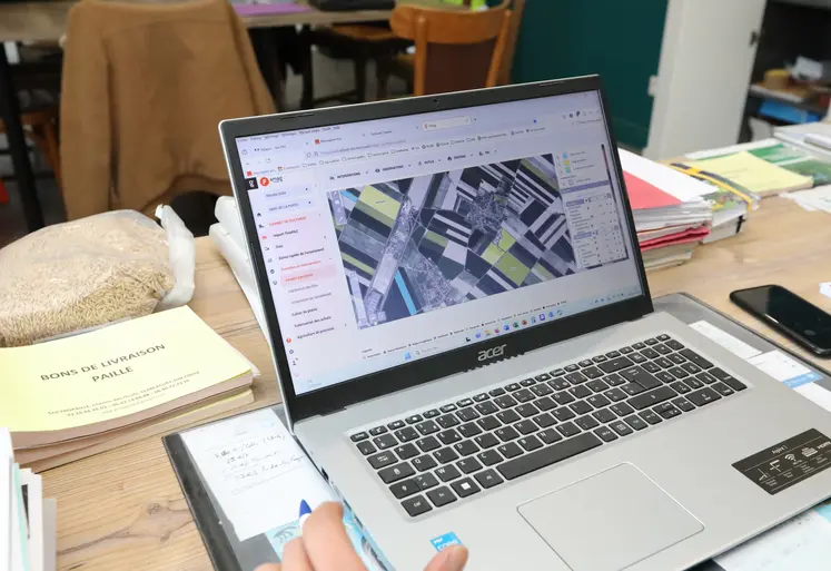 Agriculteur effectuant des taches administratives dans son bureau. Consultant le site Geaportail afin d identifier une de ses parcelles de terre.