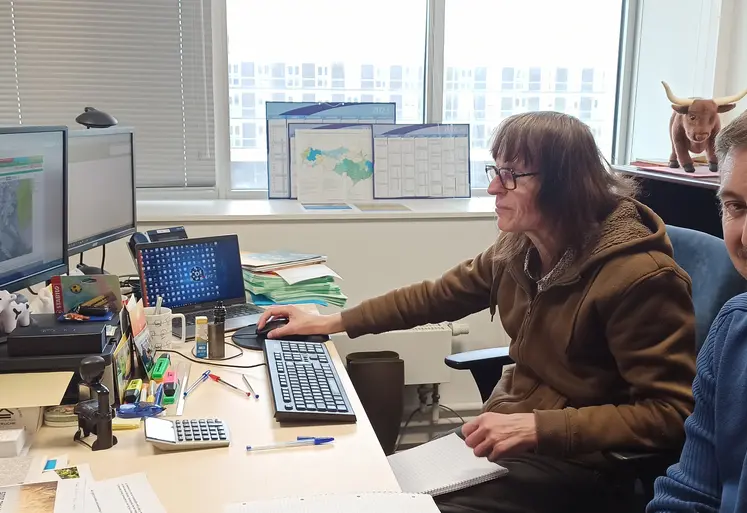 Un agent de la DDT et un agriculteur devant un PC.