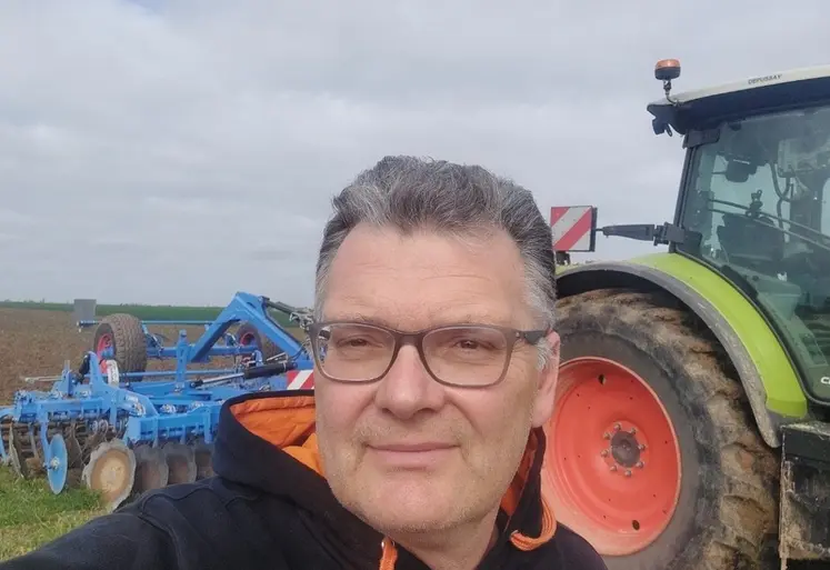 <em class="placeholder">Samuel Feugère, agriculteur dans l'Eure, portrait devant son tracteur</em>
