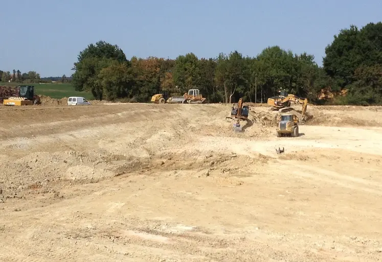 <em class="placeholder">Chantier de création d'une retenue collinaire.</em>