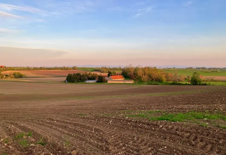 <em class="placeholder">Paysages avec des parcelles venant d'être semées.</em>