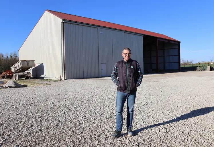 <em class="placeholder">Julien Bricquet devant son bâtiment d'exploitation initialement construit sur un terrain appartenant à son père</em>