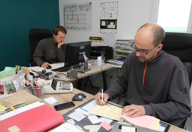<em class="placeholder">Agriculteur effectuant des taches administratives dans son bureau.</em>