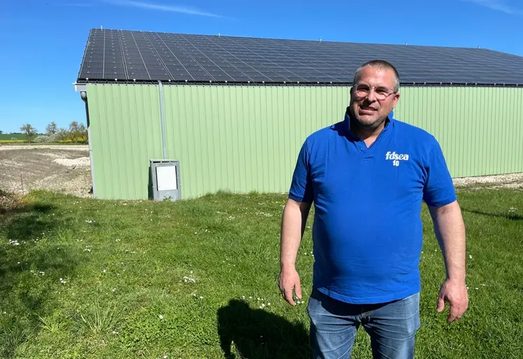 <em class="placeholder">Samuel Rouilleaux devant son bâtiment de stockage du grain avec une toiture photovoltaïque à Montangon dans l'Aube.  Avril 2026</em>