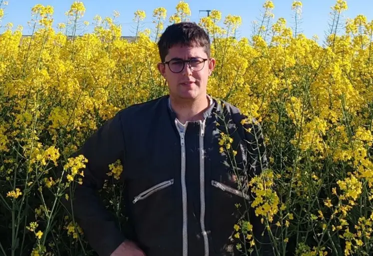 <em class="placeholder">Antonin Ayrault agriculteur à Rives-d’Autise, en Vendée, dans un champ de colza, avril 2026</em>