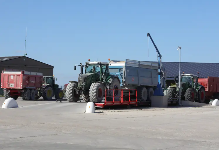 <em class="placeholder">Bennes arrivant à la coopérative.</em>