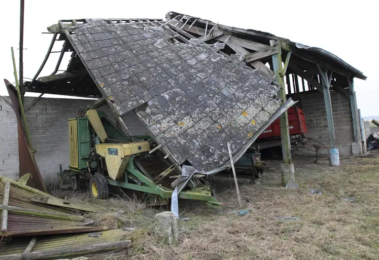 <em class="placeholder">Bâtiment agricole écroulé suite à des intempéries. </em>