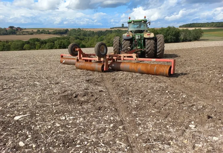 <em class="placeholder">Tracteur équipé d'un rouleau pour rappuyer le sol.</em>