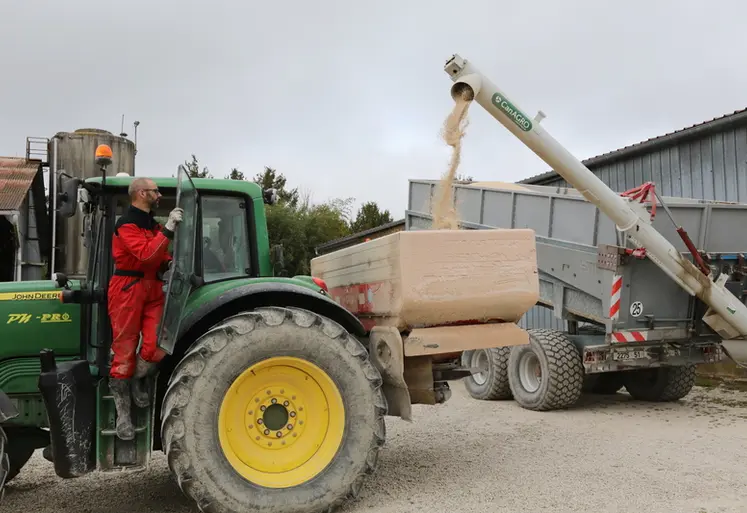 <em class="placeholder">Préparation pour un épandage d'engrais azoté en granule sur une parcelle de blé.</em>
