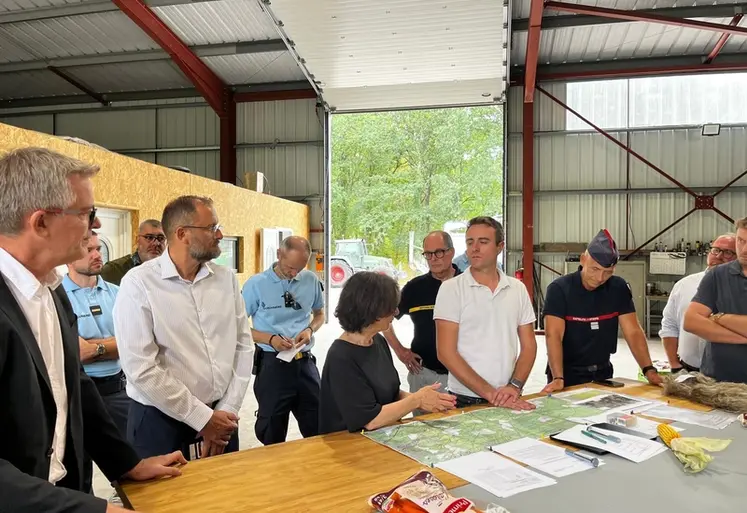 <em class="placeholder">Guillaume Dubourg, au côté de la préfète Sophie Brocas, des pompiers et des gendarmes, le 31 juillet sur sa ferme à Cestas. </em>