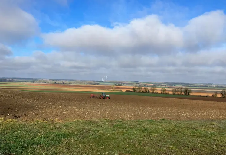 <em class="placeholder">Parcelle avec tracteur équipé d'un semoir à céréales en Charente.</em>