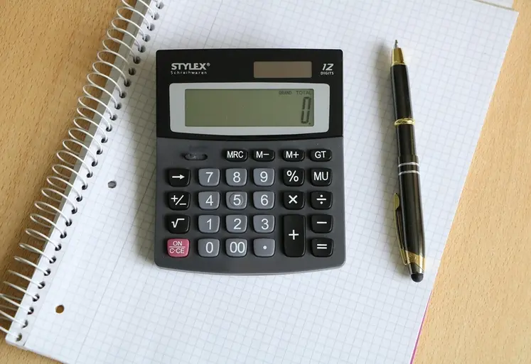 <em class="placeholder">Calculatrice et stylo posé sur un cahier</em>