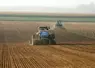 Semis de blé. Chantier agricole. tracteur et semoir. outil de travail du sol. préparation du lit de semence. semences. brume à l'horizon.