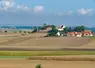 Paysage agricole avec des champs e un village