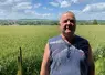 Étienne Fortin, agriculteur à Argœuves, dans la Somme devant une parcelle de blé